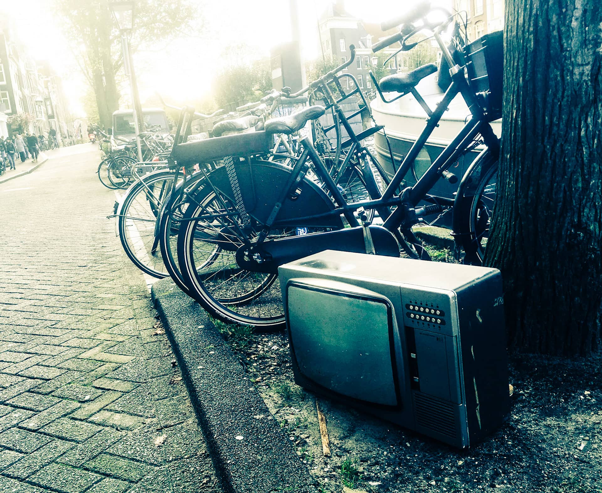 alter Fernseher am Straßenrand