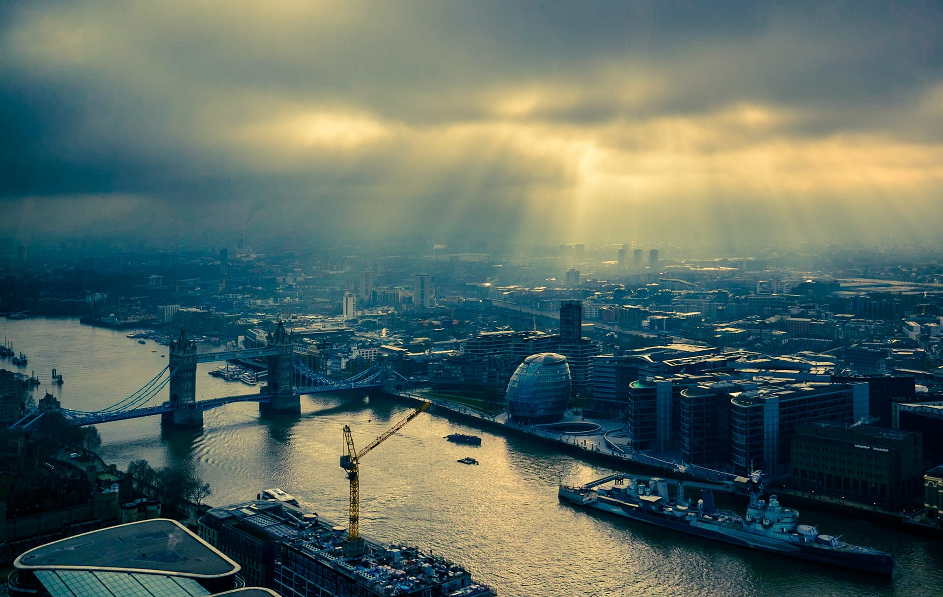Luftbild zeigt Themse und Tower Bridge in London