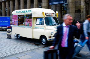 Symbolfoto: Mann im Business-Look eilt durch Edinburgh