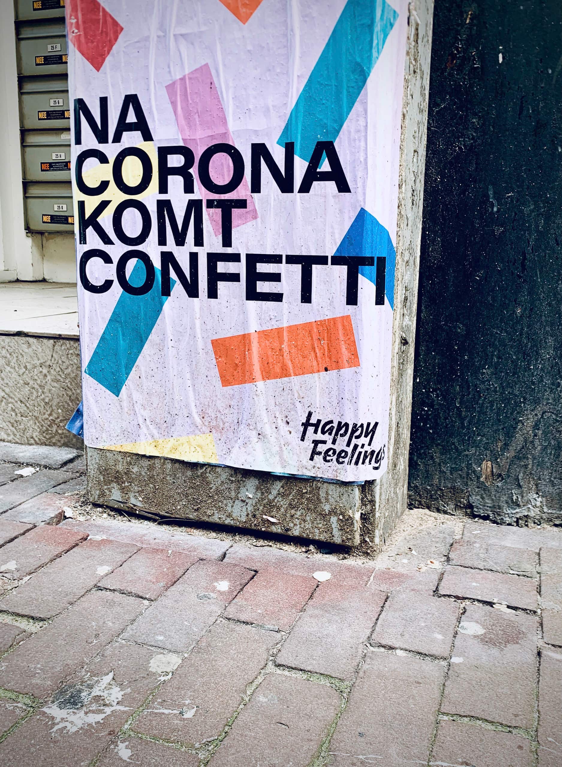 Plakat mit niederländischer Aufschrift "Na Corona komt Confetti"